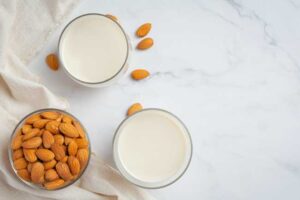 Beneficios de la leche de almendras y cómo hacerla en casa